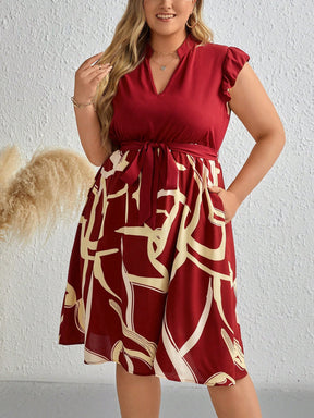 Vestido Plus Size com Estampa Gráfica, Decote em V com Babados e Faixa na Cintura