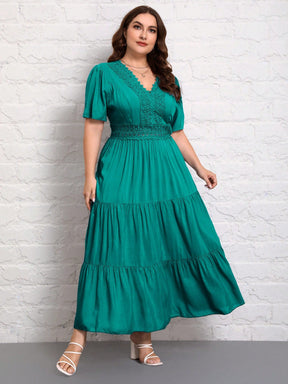 Vestido Plus Size de Verão com Cintura Alta e Detalhes em Renda