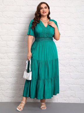 Vestido Plus Size de Verão com Cintura Alta e Detalhes em Renda