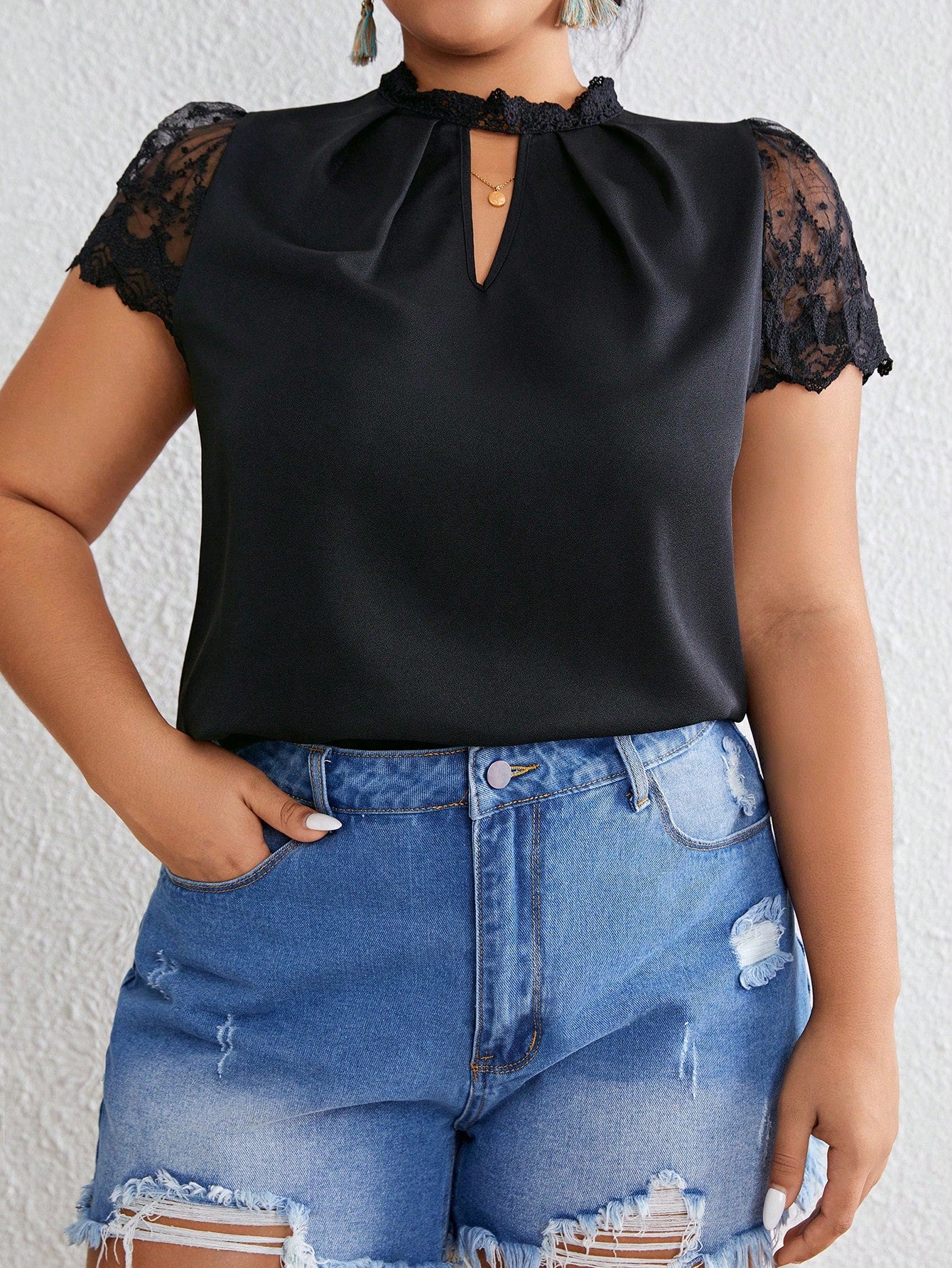 Blusa Plus Size com Renda de Contraste, Gola Keyhole e Manga Bufante