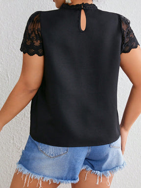 Blusa Plus Size com Renda de Contraste, Gola Keyhole e Manga Bufante