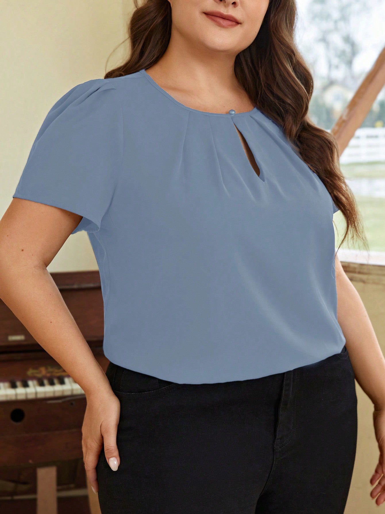 Blusa Plus Size com Decote em Buraco de Fechadura, Manga Bufante e Detalhes Plissados