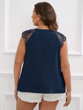 Blusa Plus Size com Renda Guipura em Contraste e Gola Keyhole