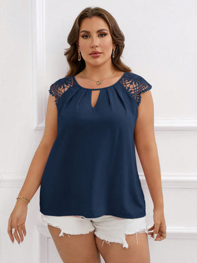 Blusa Plus Size com Renda Guipura em Contraste e Gola Keyhole