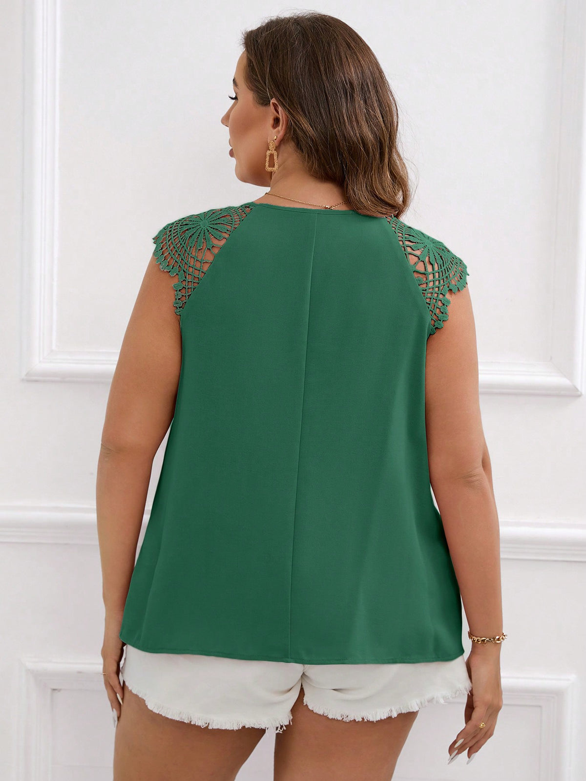 Blusa Plus Size com Renda Guipura em Contraste e Gola com Abertura