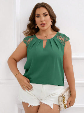 Blusa Plus Size com Renda Guipura em Contraste e Gola com Abertura