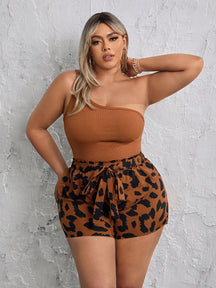 Conjunto Plus Size Top com Ombro Exposto + Shorts de Cintura Alta com Estampa de Leopardo