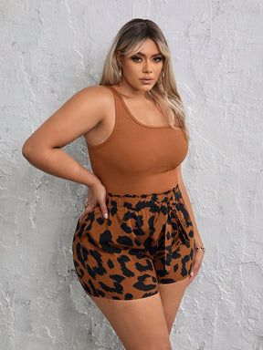 Conjunto Plus Size Top com Ombro Exposto + Shorts de Cintura Alta com Estampa de Leopardo