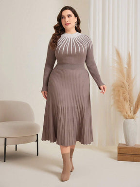 Vestido Suéter Plus Size com Detalhe de Pérola e Bloco de Cor