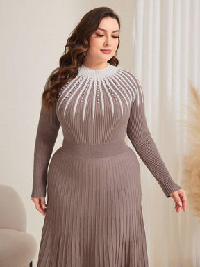 Vestido Suéter Plus Size com Detalhe de Pérola e Bloco de Cor