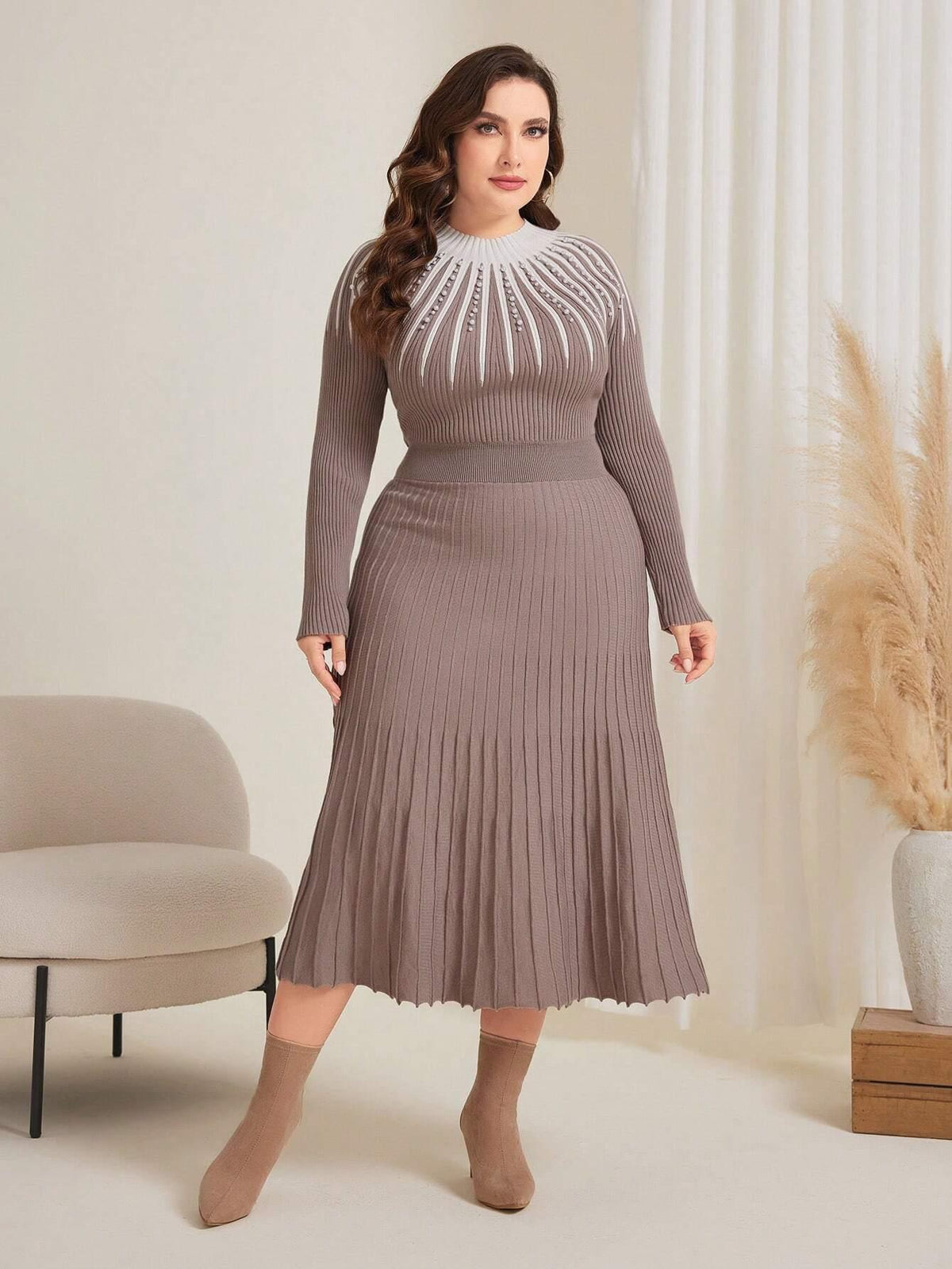 Vestido Suéter Plus Size com Detalhe de Pérola e Bloco de Cor