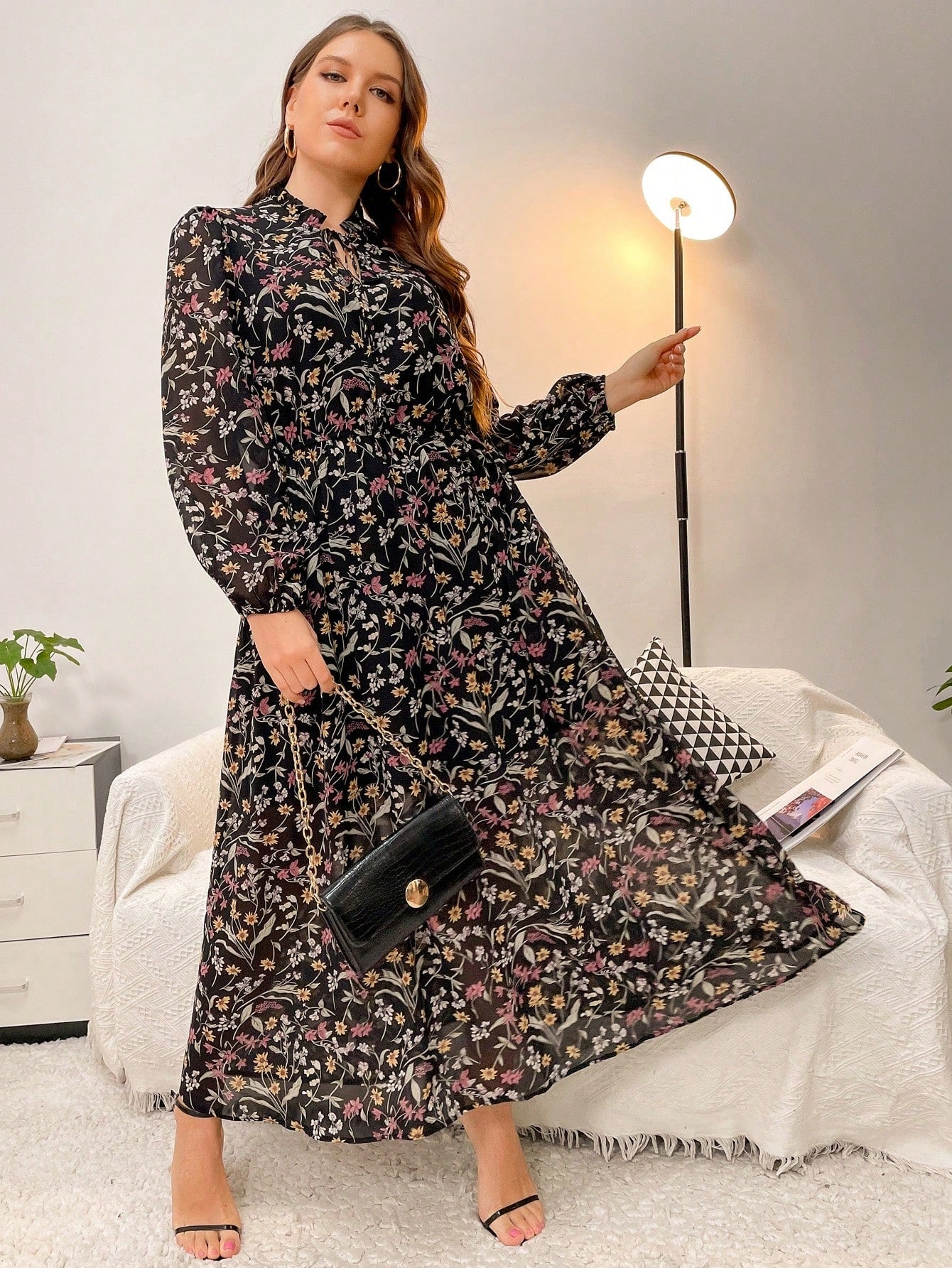 Vestido Plus Size Elegante com Estampa Floral e Detalhes em Babado e Gola com Laço