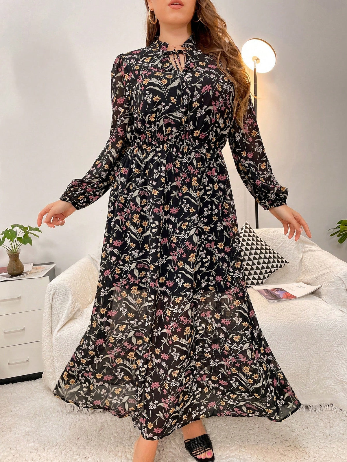 Vestido Plus Size Elegante com Estampa Floral e Detalhes em Babado e Gola com Laço