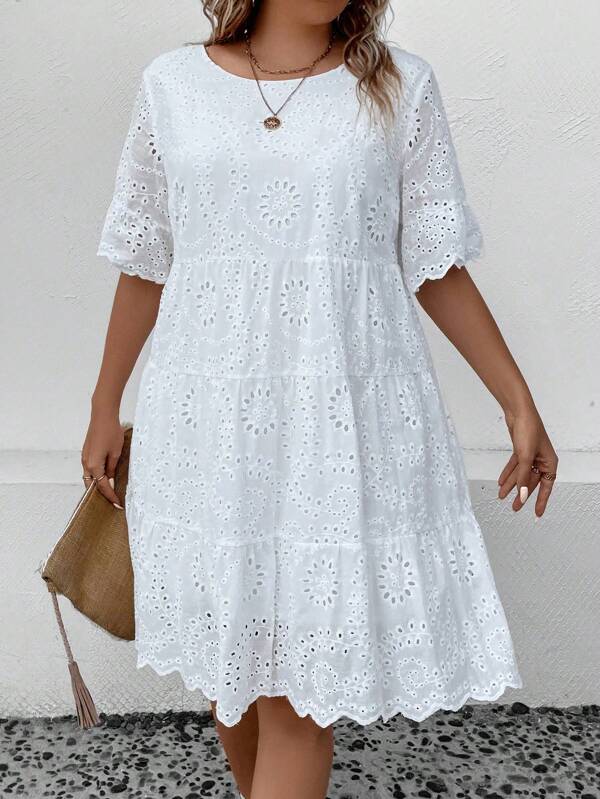 Vestido Plus Size Tipo Bata com Babado e Bordado de Ilhós