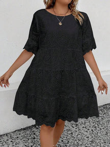 Vestido Plus Size Tipo Bata com Babado e Bordado de Ilhós