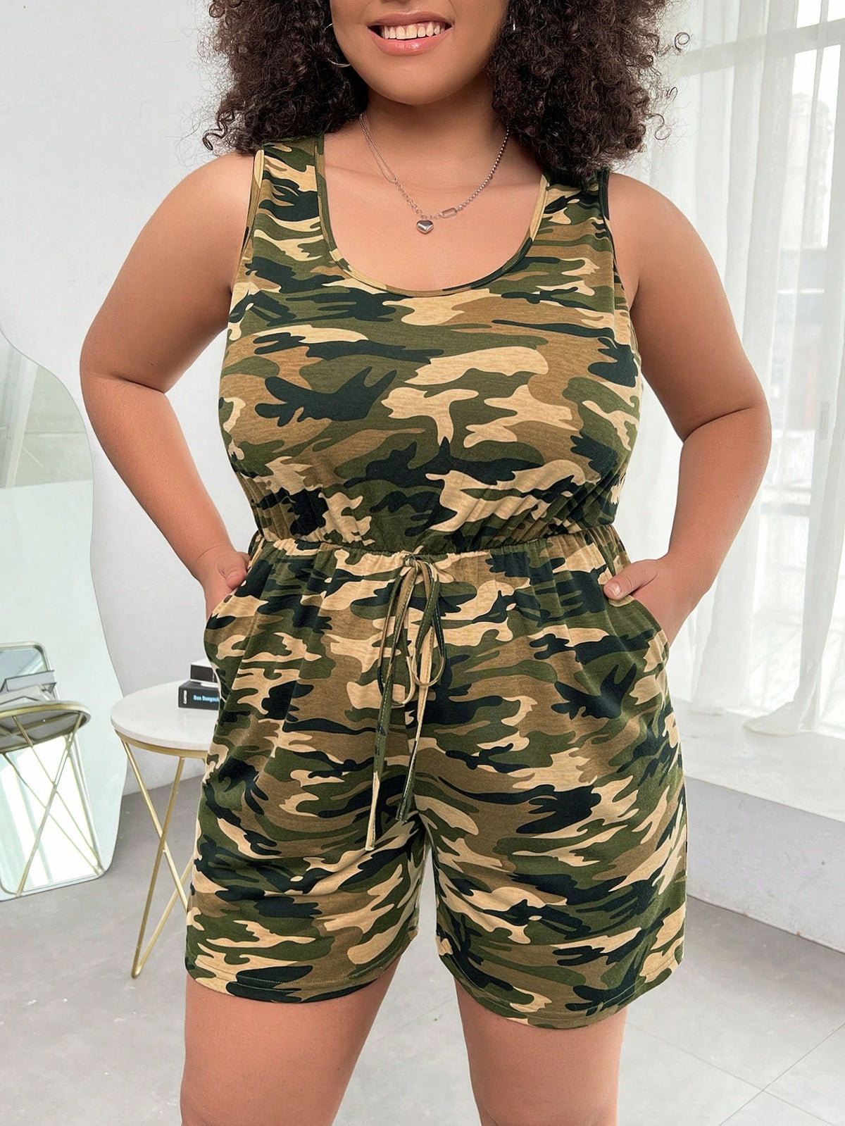 Macacão Plus Size Casual com Cordão, Bolso e Estampa de Camuflagem