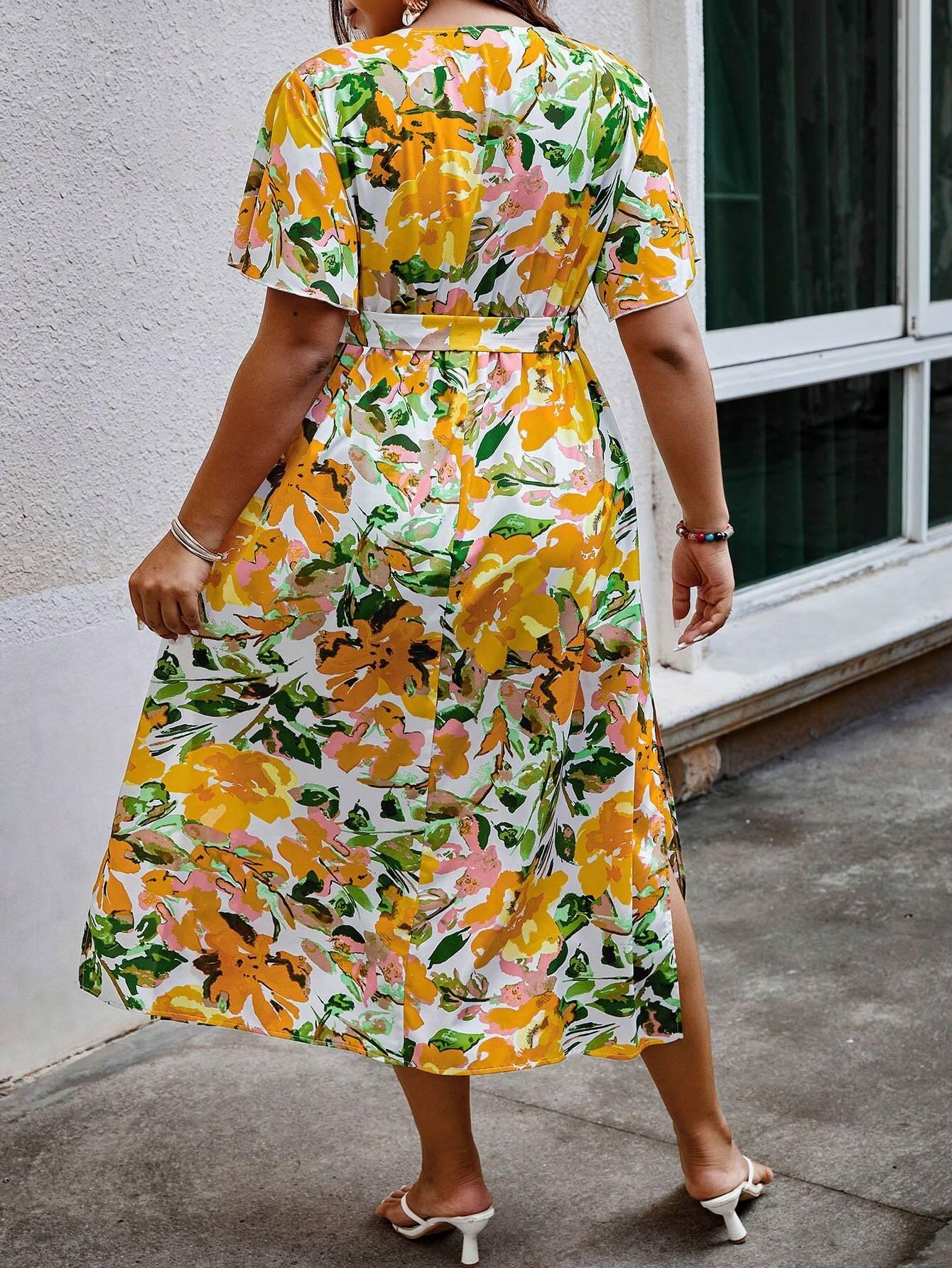 Vestido Plus Size com Estampa Floral, Manga de Borboleta e Cinto