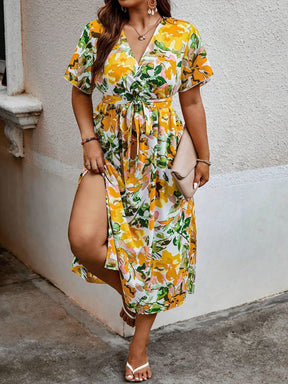 Vestido Plus Size com Estampa Floral, Manga de Borboleta e Cinto