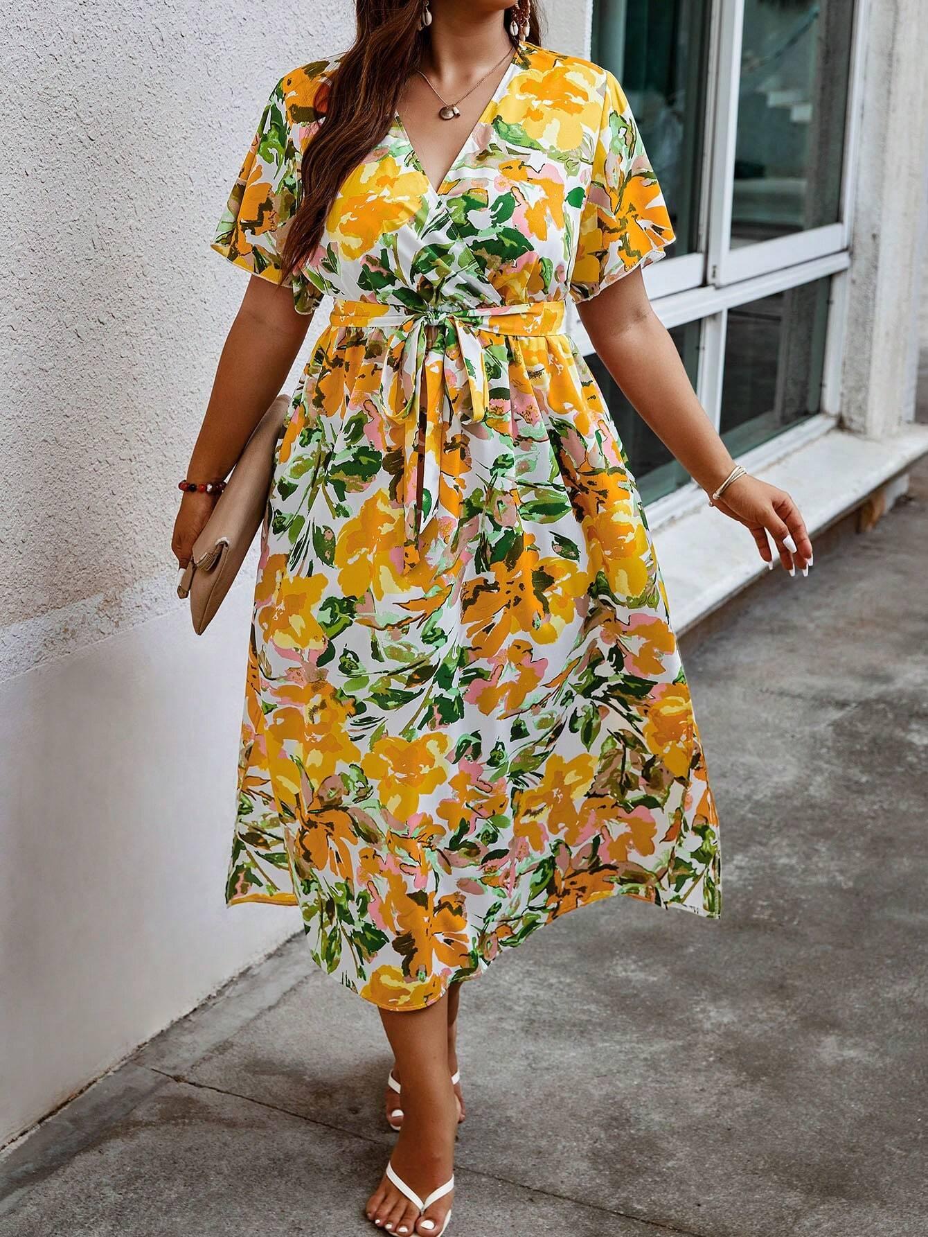 Vestido Plus Size com Estampa Floral, Manga de Borboleta e Cinto