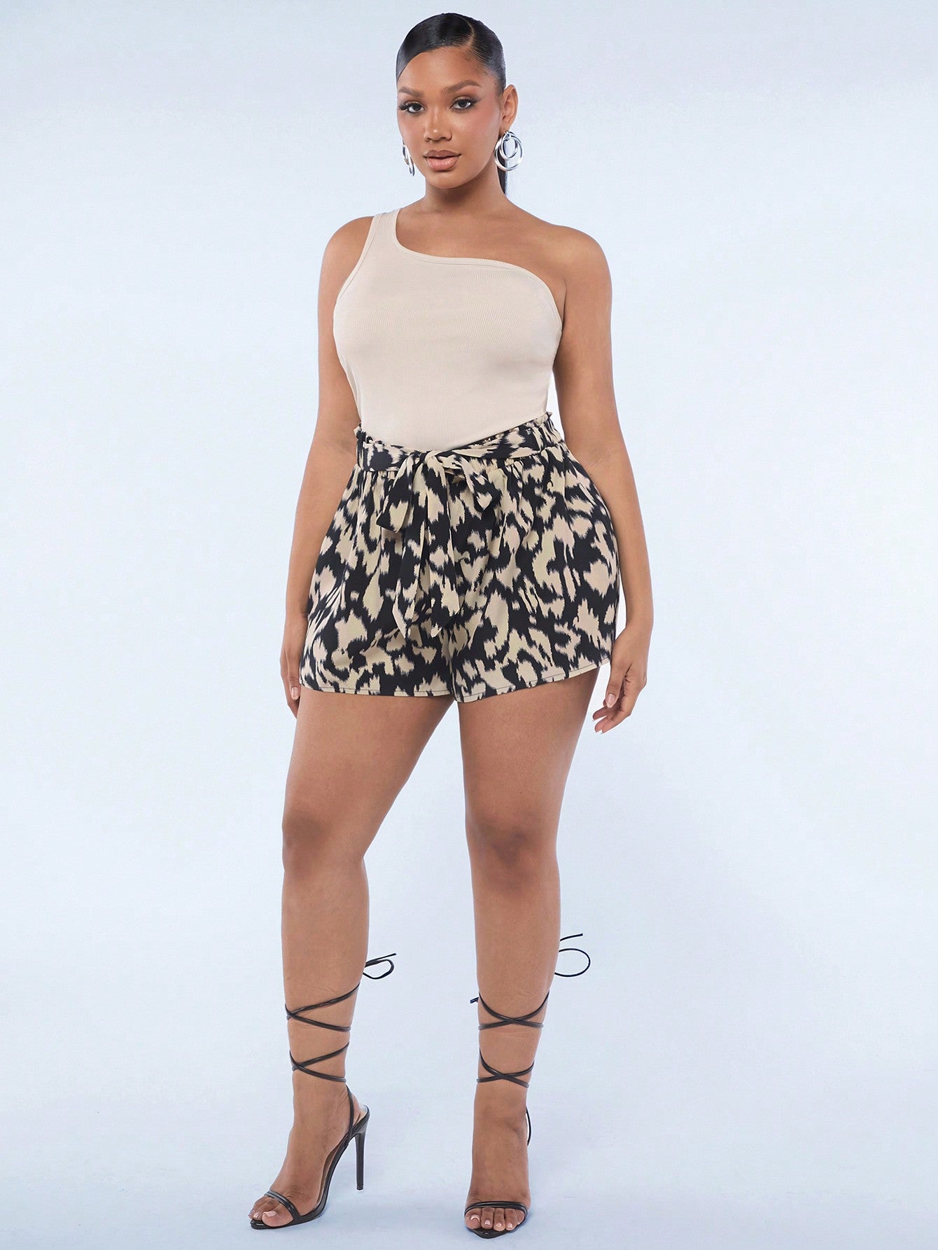 Conjunto Plus Size Top com Ombro Exposto + Shorts de Cintura Alta com Estampa de Leopardo