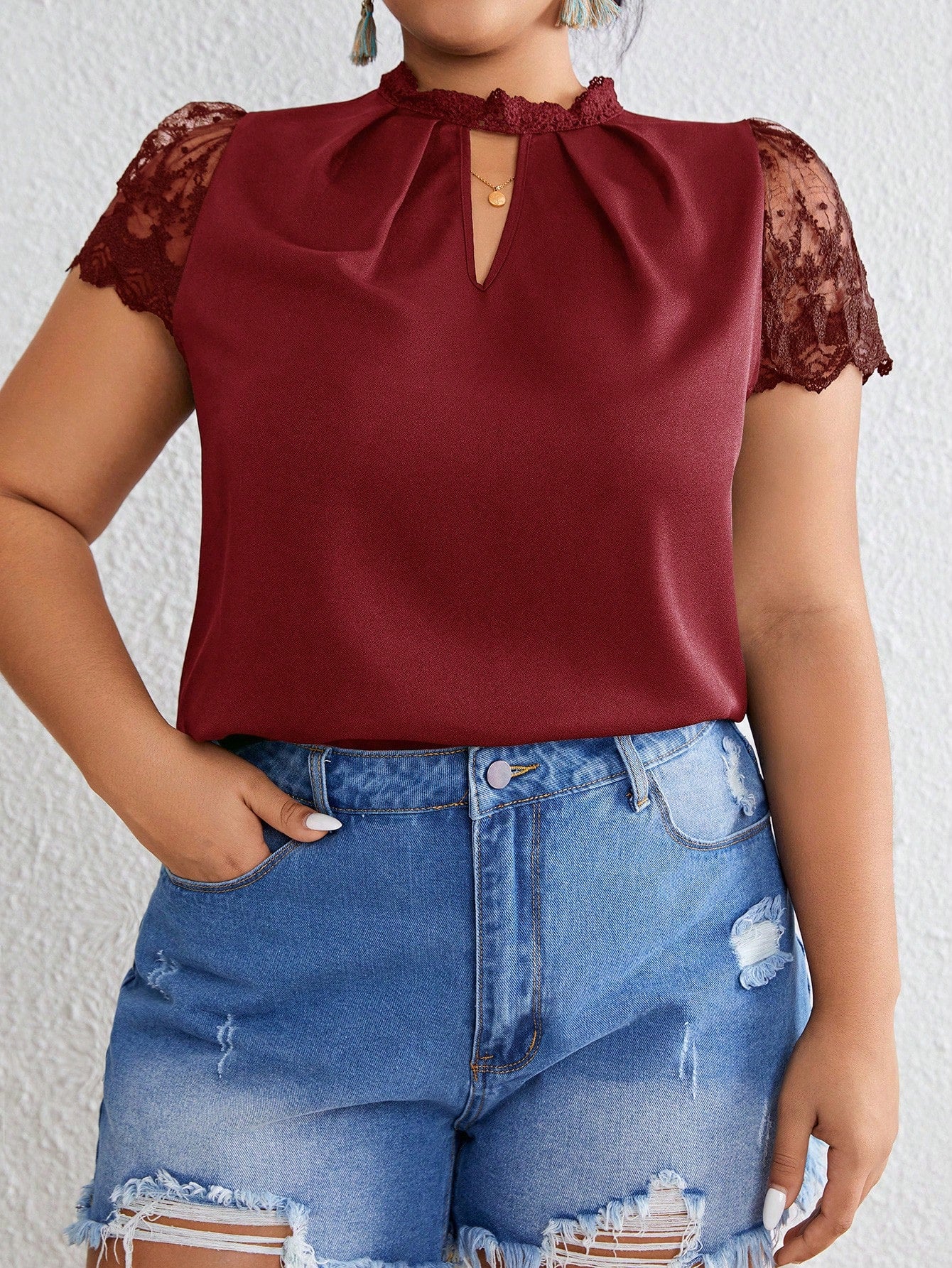 Blusa Plus Size com Renda de Contraste, Gola Keyhole e Manga Bufante