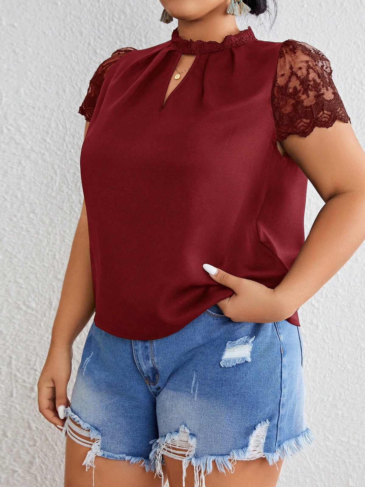 Blusa Plus Size com Renda de Contraste, Gola Keyhole e Manga Bufante