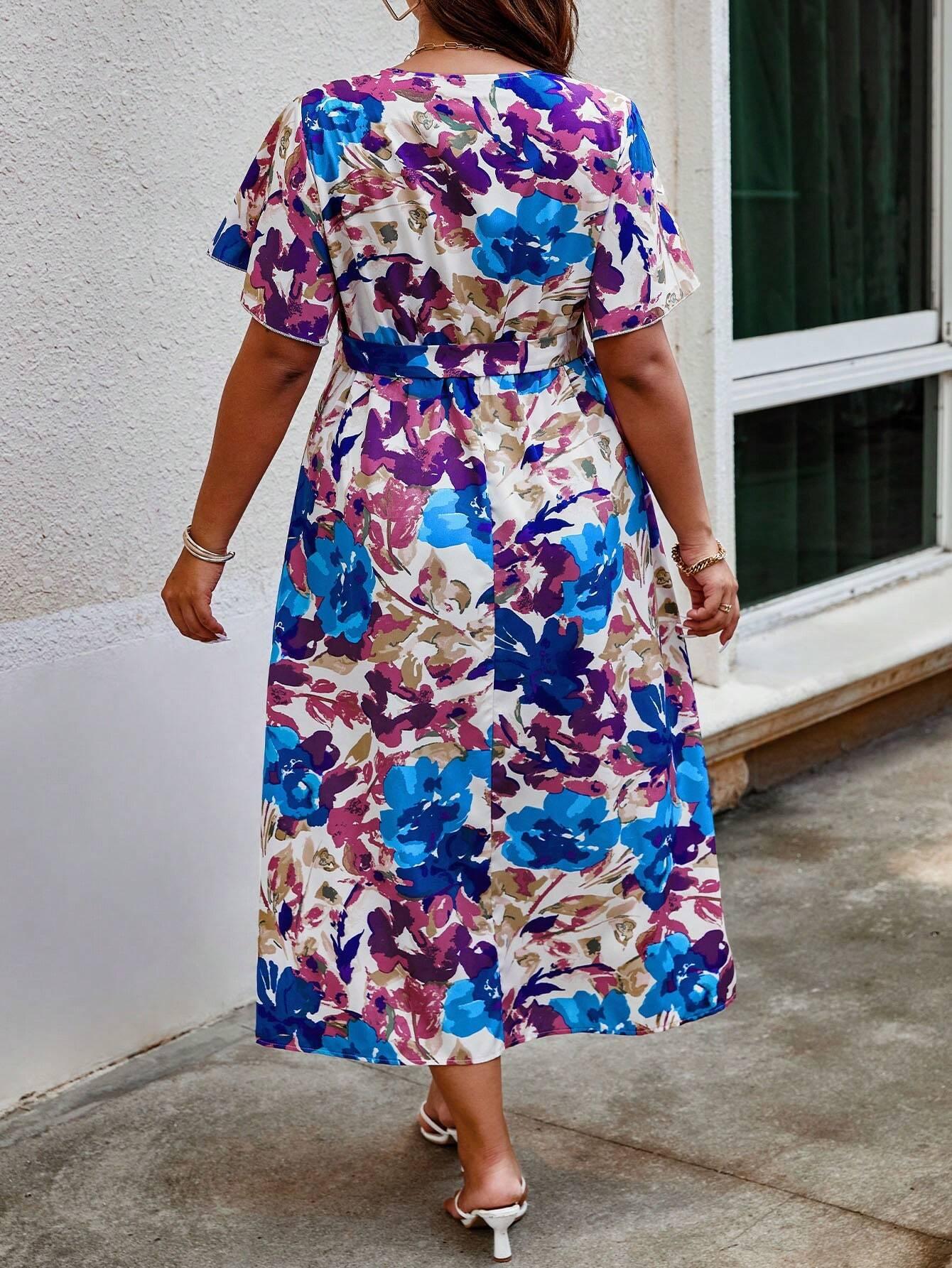 Vestido Plus Size com Estampa Floral, Manga de Borboleta e Cinto