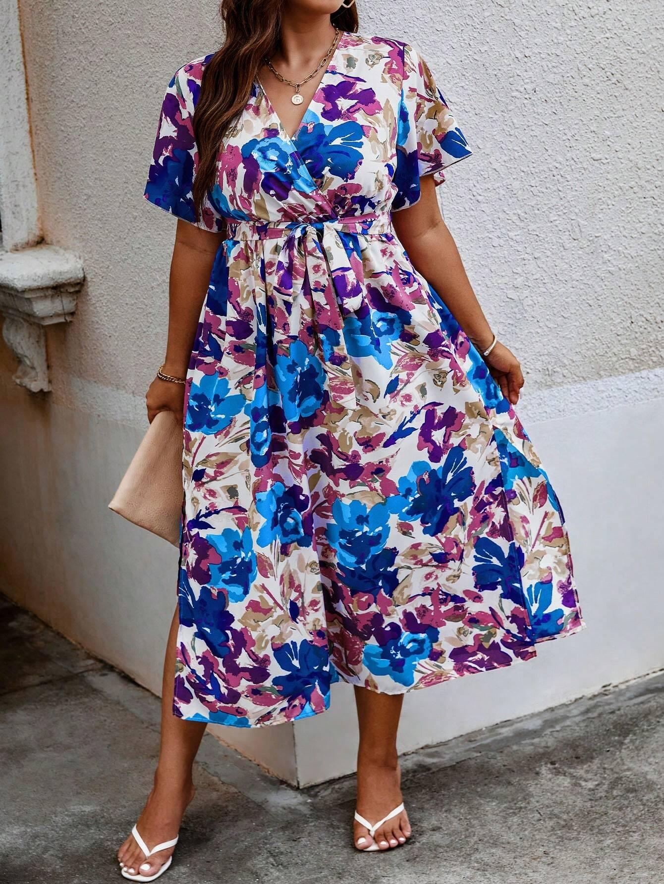 Vestido Plus Size com Estampa Floral, Manga de Borboleta e Cinto