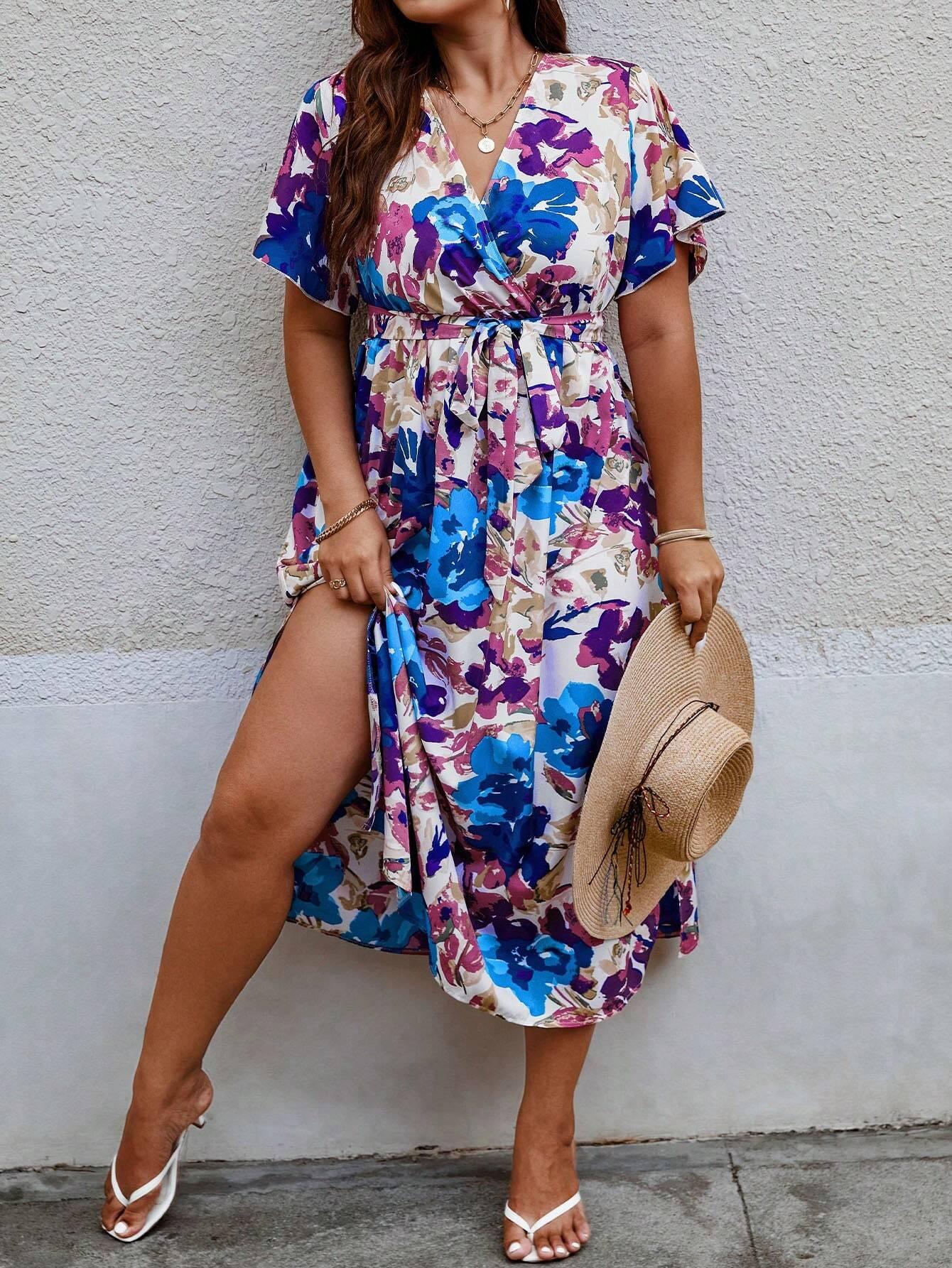 Vestido Plus Size com Estampa Floral, Manga de Borboleta e Cinto