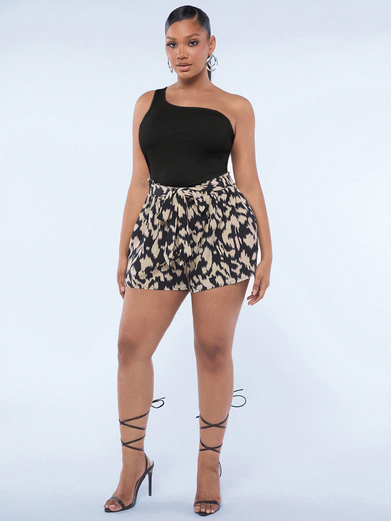 Conjunto Plus Size Top com Ombro Exposto + Shorts de Cintura Alta com Estampa de Leopardo