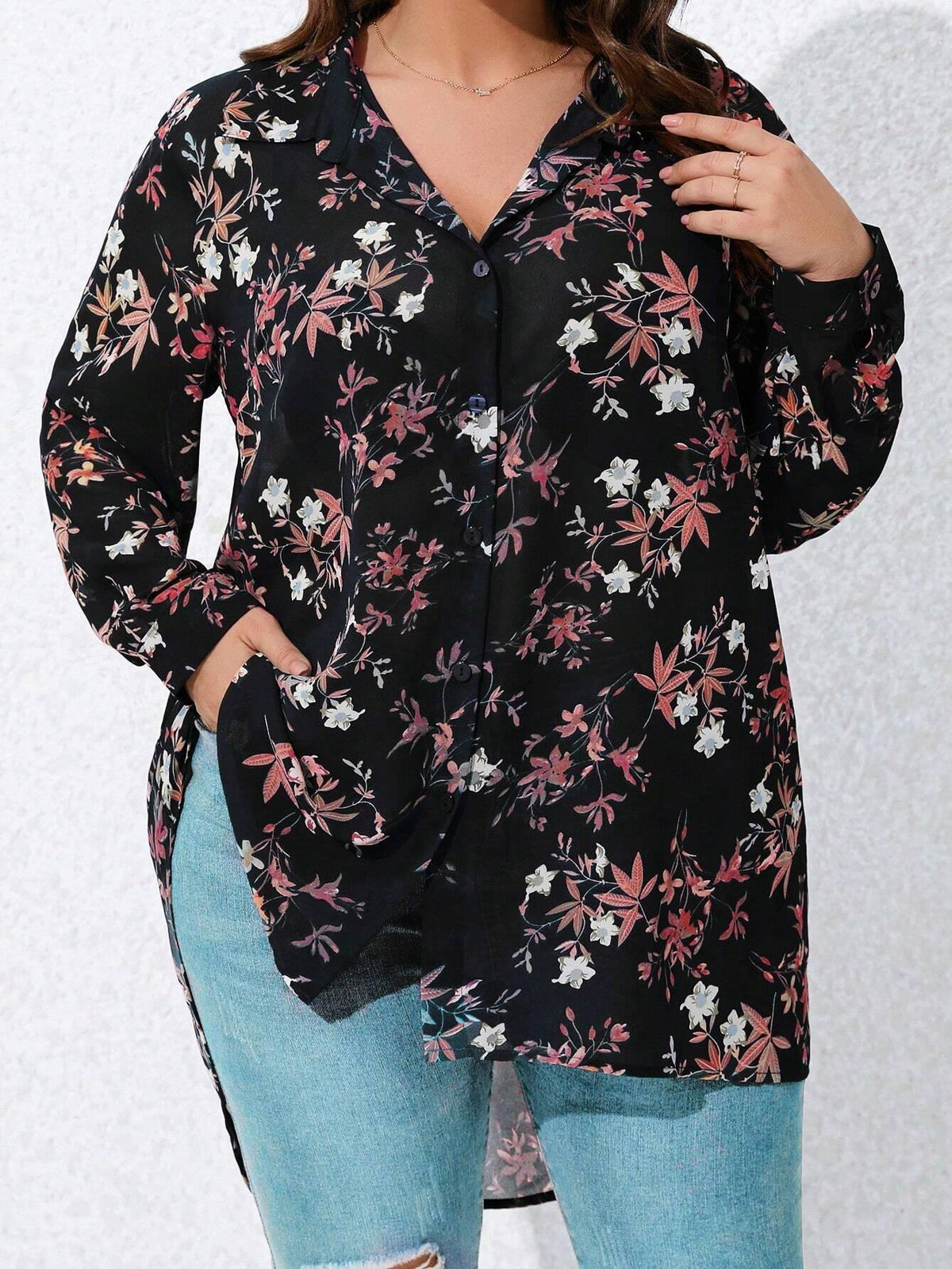 Camisa Plus Size com Decote em V e Estampa Floral de Manga Longa