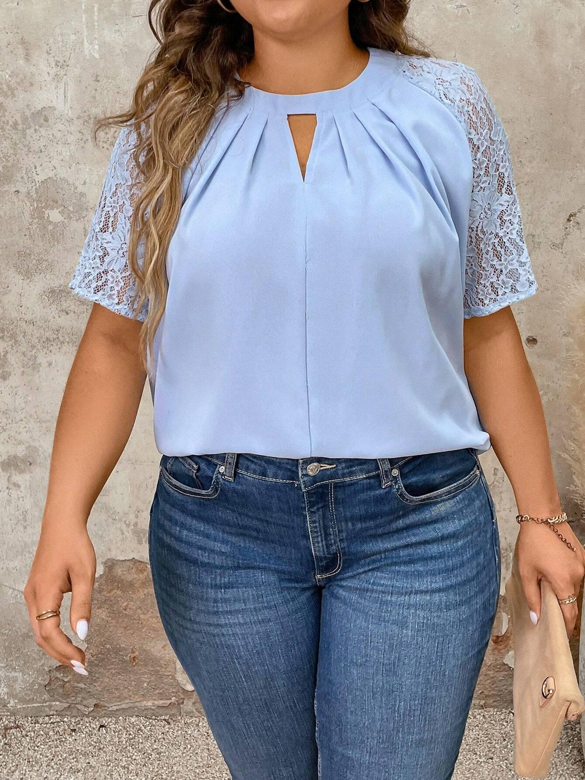 Blusa Plus Size de Renda com Mangas Raglan e Decote com Abertura