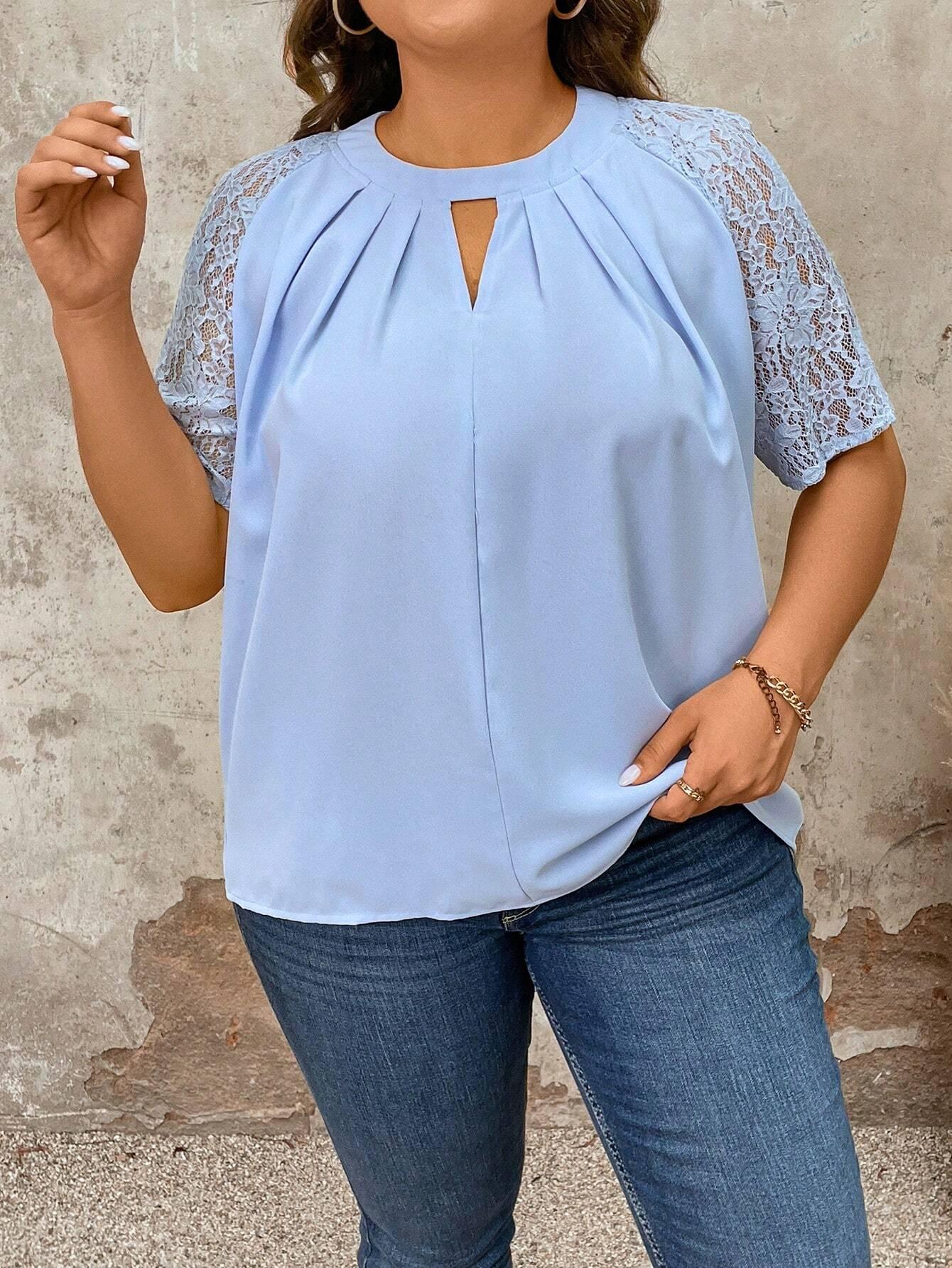 Blusa Plus Size de Renda com Mangas Raglan e Decote com Abertura