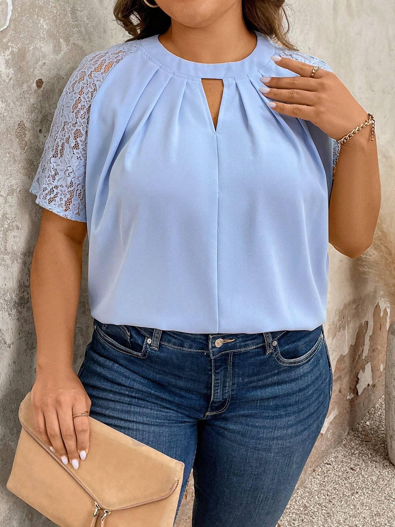 Blusa Plus Size de Renda com Mangas Raglan e Decote com Abertura