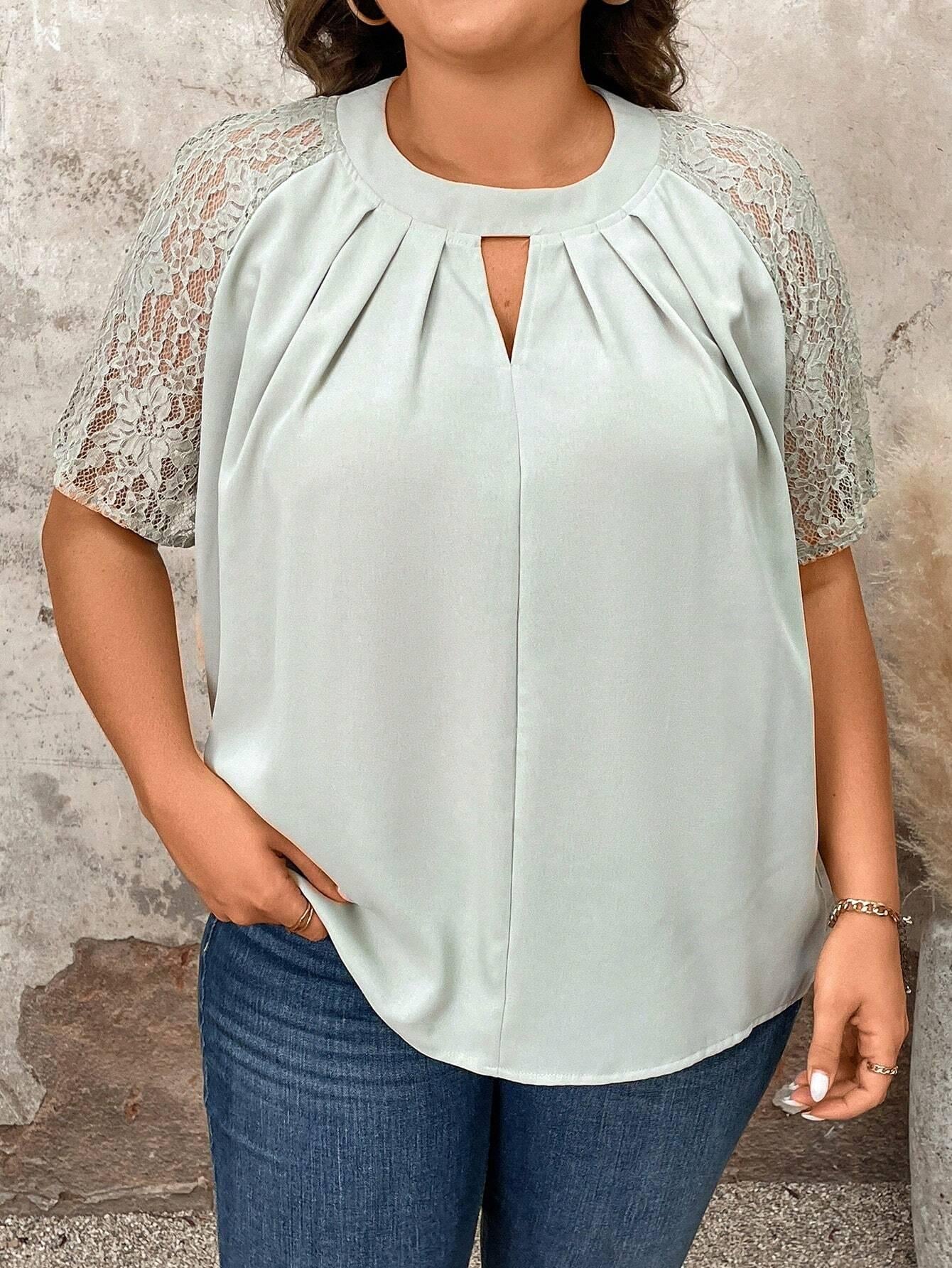 Blusa Plus Size de Renda com Mangas Raglan e Decote com Abertura