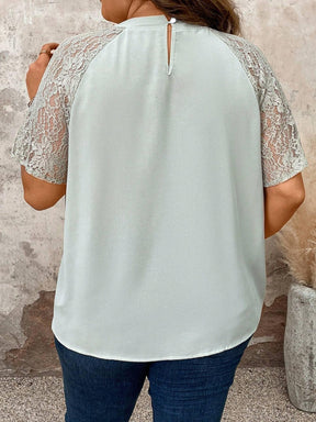 Blusa Plus Size de Renda com Mangas Raglan e Decote com Abertura