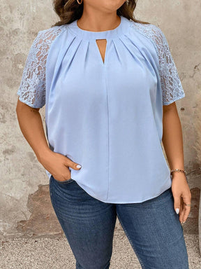 Blusa Plus Size de Renda com Mangas Raglan e Decote com Abertura