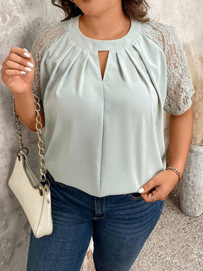 Blusa Plus Size de Renda com Mangas Raglan e Decote com Abertura