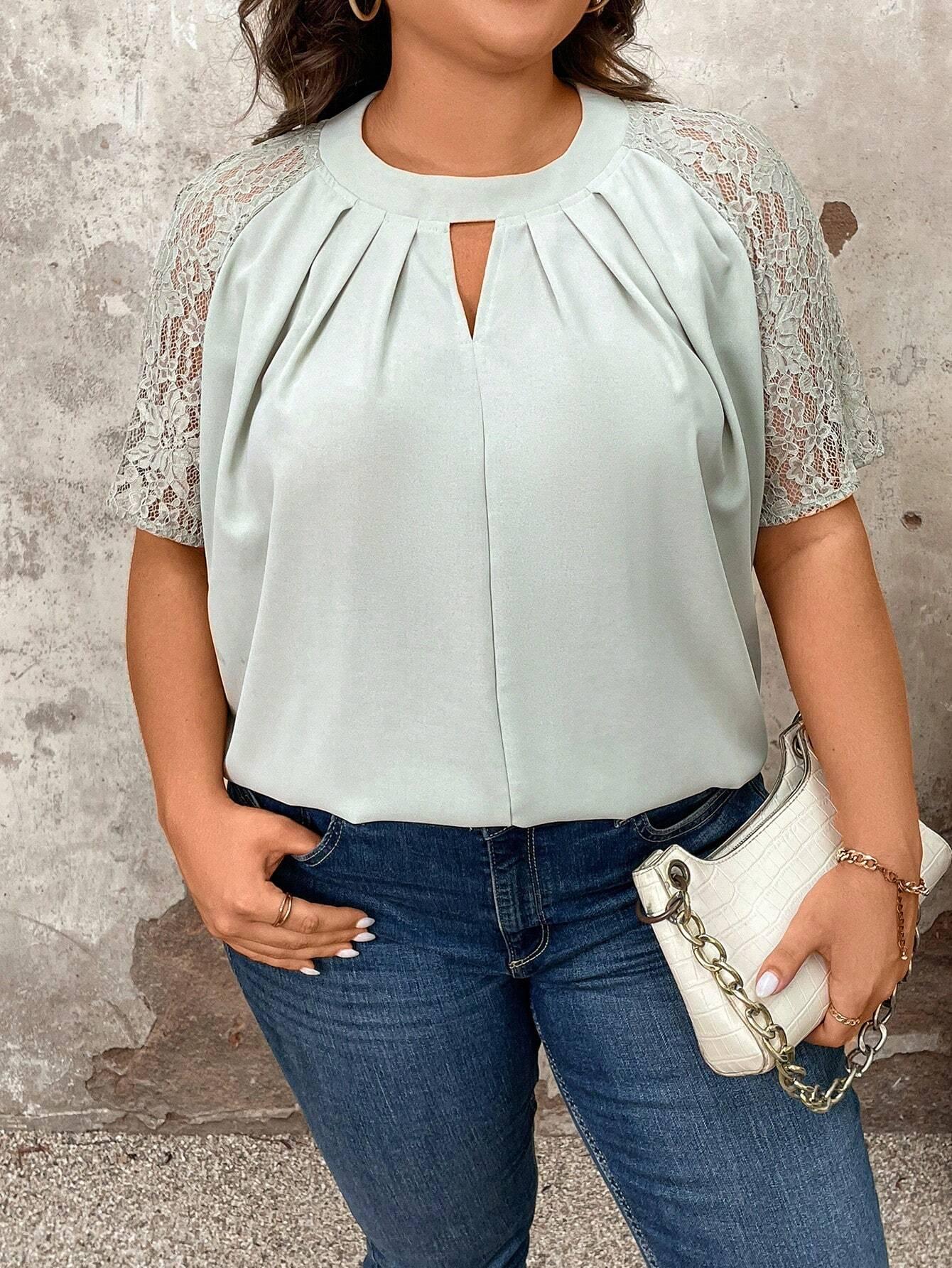 Blusa Plus Size de Renda com Mangas Raglan e Decote com Abertura