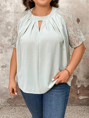 Blusa Plus Size de Renda com Mangas Raglan e Decote com Abertura