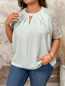 Blusa Plus Size de Renda com Mangas Raglan e Decote com Abertura